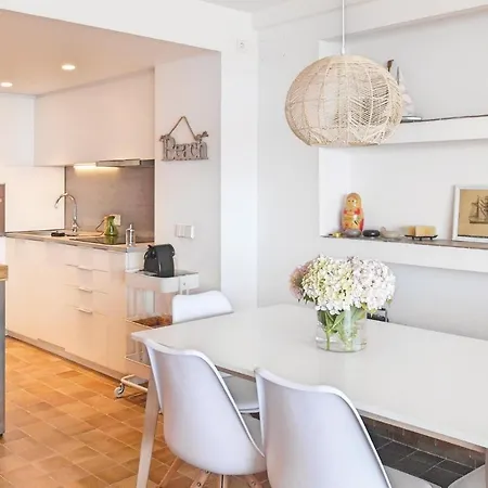 Stunning In With 3 Bedrooms, Wifi And Outdoor Swimming Pool