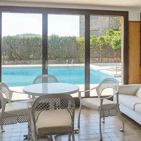Stunning In With 3 Bedrooms, Wifi And Outdoor Swimming Pool Apartment